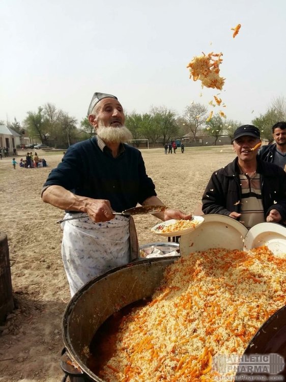 Готовят плов на улице